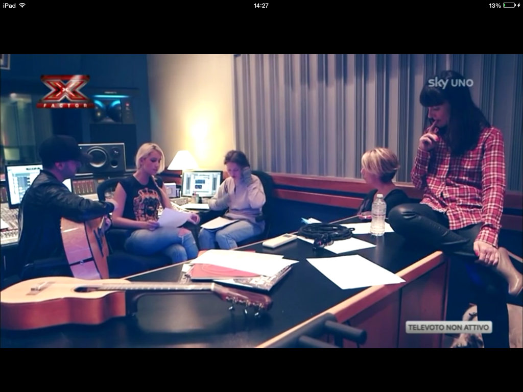 Michelle Lily appears on XFACTOR 8's semifinale in the studio with Ilaria & Vittoria Cabello